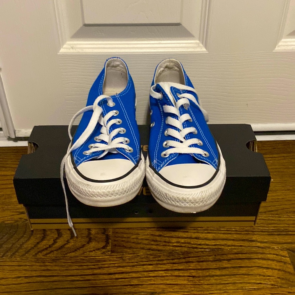Women’s size 7 converse